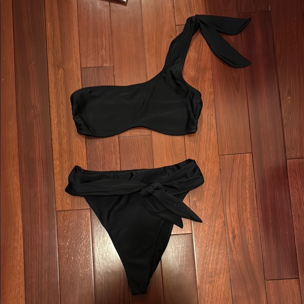 Abercrombie: Black One-Shoulder Bikini Set